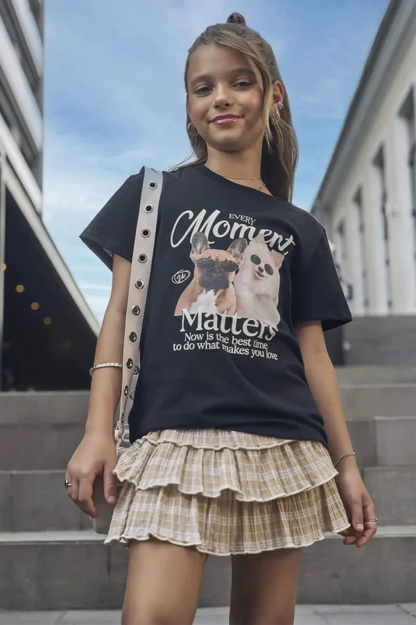 CAMISETA COMFY TEEN EM MEIA MALHA - VIC & VICKY