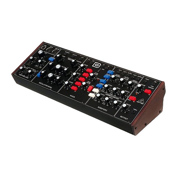Sintetizador Analogico MODEL D - BEHRINGER