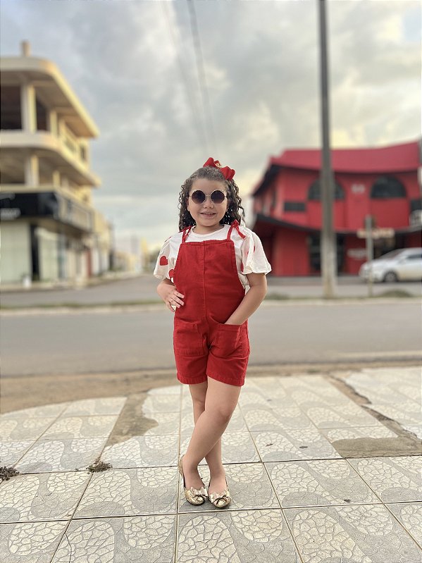 Jardineira Jeans Vermelha com Blusa Corações