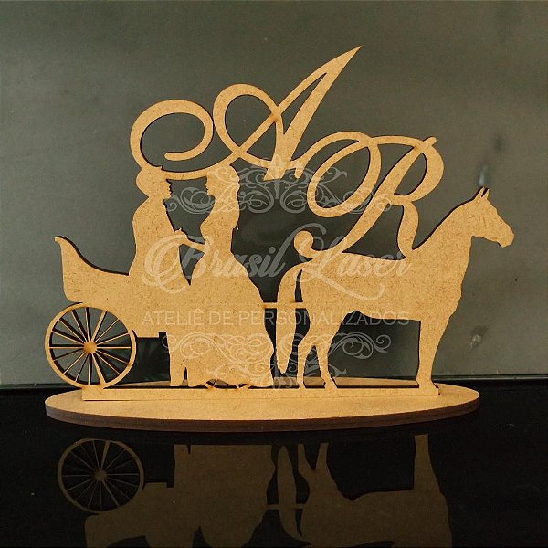 Topo De Bolo Casal na charrete e cavalo  - Tamanho 20cm (maior lado da peça) - Cor à Escolher