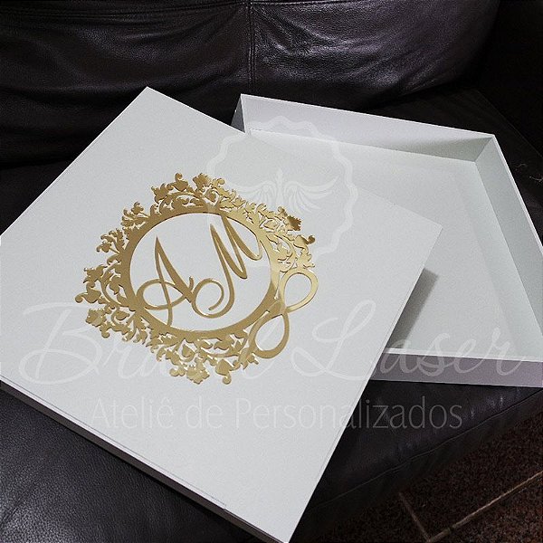 1 Caixa para Álbum de Casamento Premium Branca com Brasão em Acrílico Dourado - tamanho 36,4cm x 36,4cm x 5,5cm Personalizada