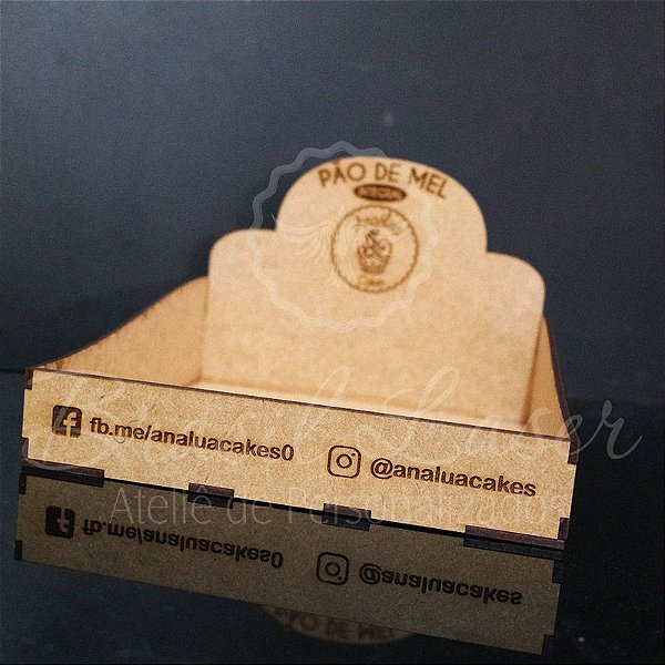 4 Expositores de Brownie / Alfajor / Palha Italiana / Cake / Pão de Mel com 20x20cm em Mdf com logomarca gravada