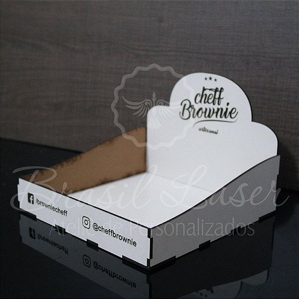 1 Expositor de Brownie / Alfajor / Palha Italiana / Cake / Pão de Mel com 20x20cm em Mdf BRANCO com logomarca gravada