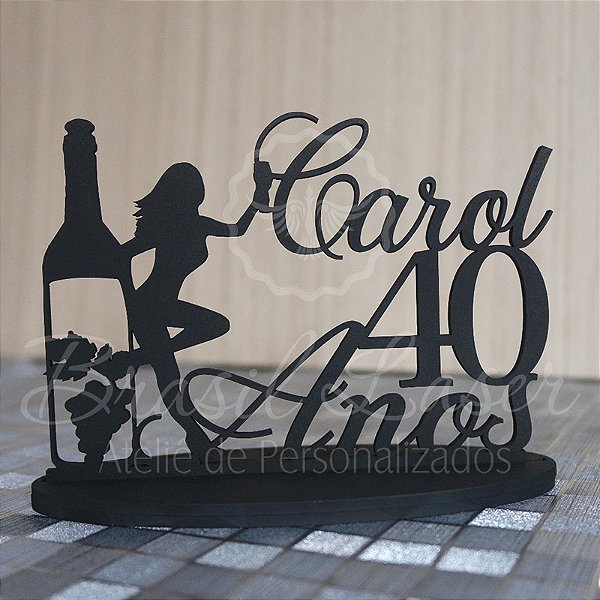 Topo De Bolo Mulher Apoiada na Garrafa com Tamanho com 14 cm (maior lado da peça) - Cor à Escolher