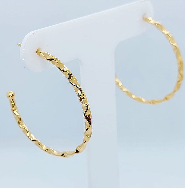 Brinco Argola Média Amassada Banhada em Ouro 18k e Ródio Branco