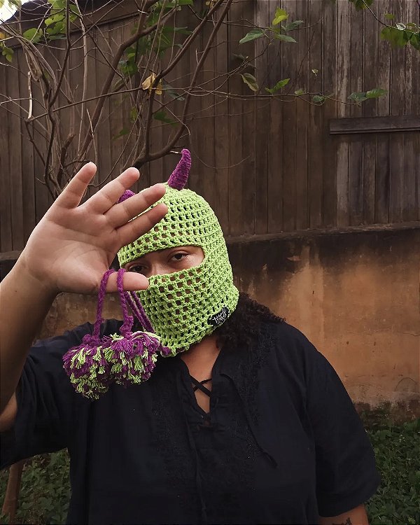 Balaclava monstrinho chifre quebrado