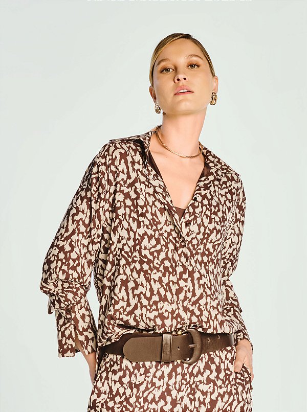 Camisa Havana Acetinada Estampada Marrom e Off White