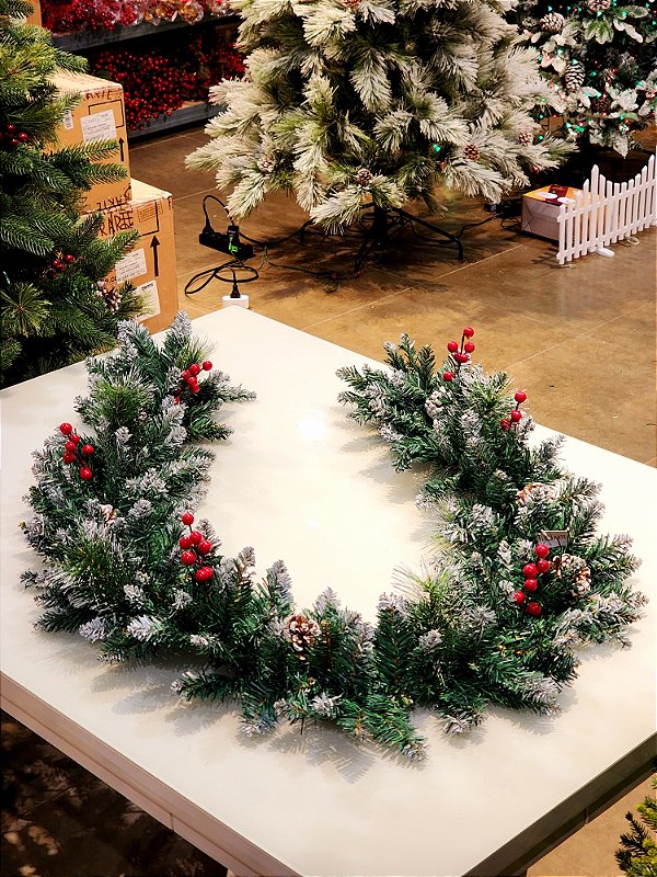 FESTÃO ARAMADO COM BERRY E PINHA 200 GALHOS 1,80CM