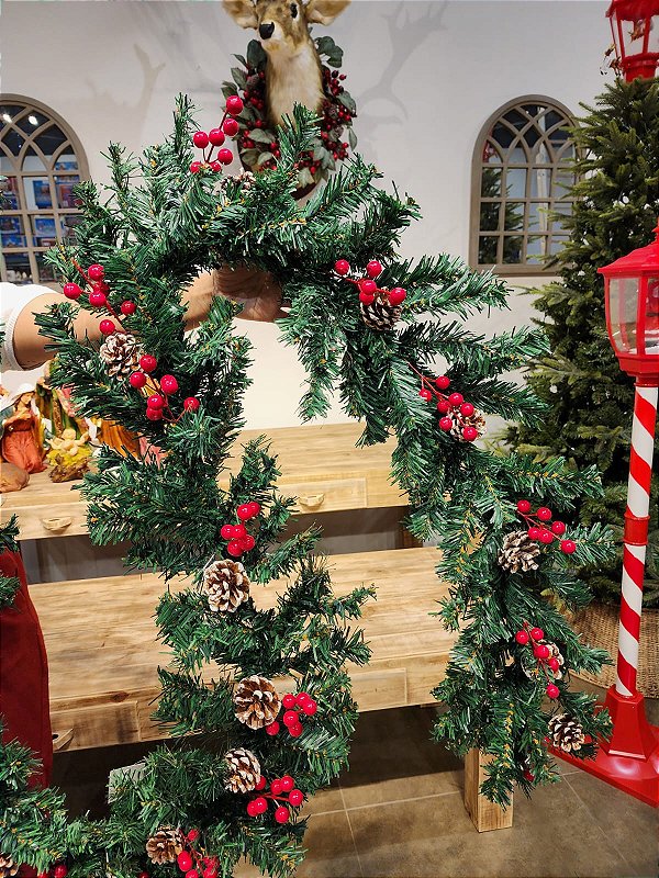 FESTÃO ARAMADO DECORADA COM BERRY E PINHA VERDE 220 GALHOS 2,70M