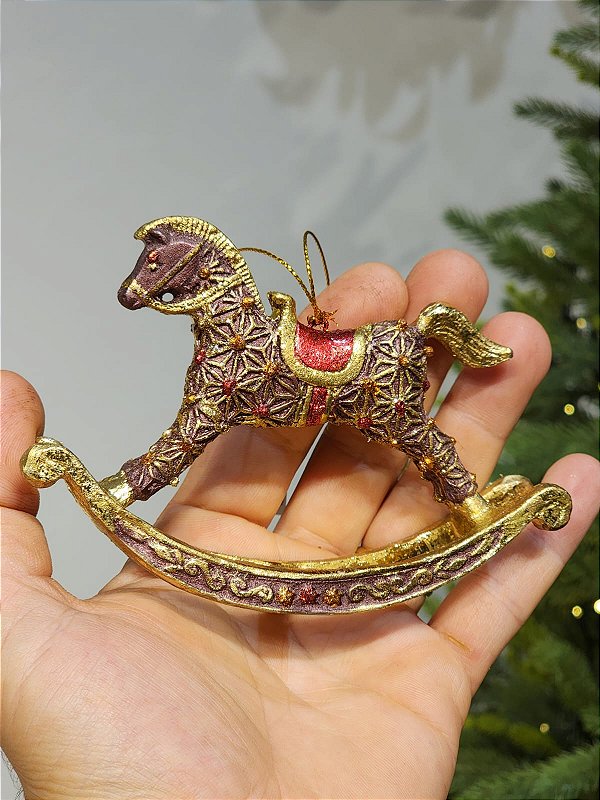 PENDENTE DECORATIVO CAVALINHO EM RESINA BORDO E DOURADO