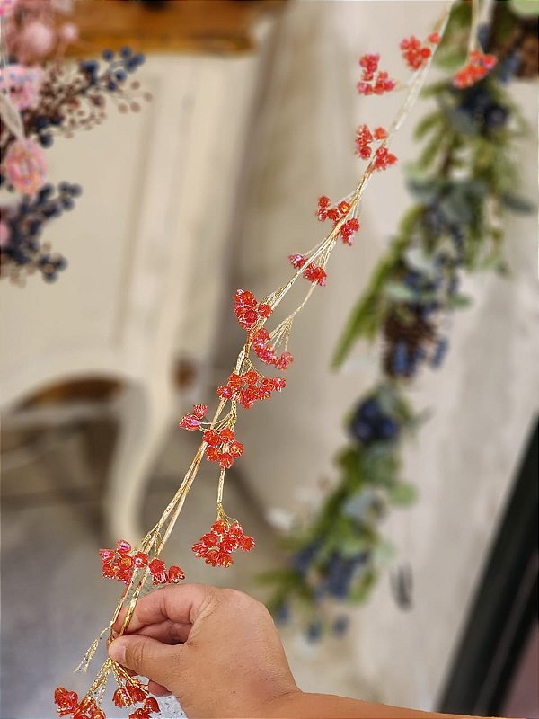FESTÃO DECORATIVO ARAMADO DOURADO COM FLORES DE CRISTAL VERMELHO 1,20CM