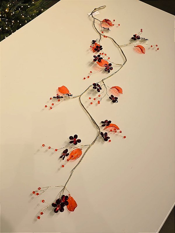 FESTÃO DECORATIVO ARAMADO DOURADO COM FLORES E PETALAS DE CRISTAL VERMELHO 1,50CM