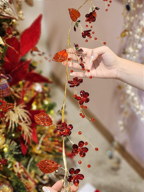FESTÃO DECORATIVO ARAMADO DOURADO COM FLORES E PETALAS DE CRISTAL VERMELHO 1,50CM