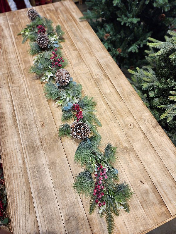 FESTÃO ARAMADO DECORADO BERRY E FOLHAGENS E PINHAS 1,50M