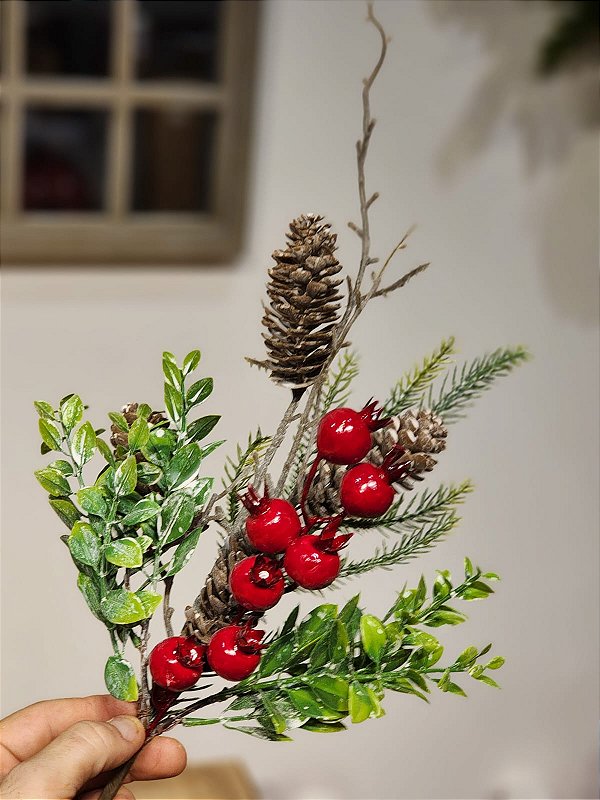 GALHO DECORATIVO BERRY VERMELHO COM PINHAS 47CM