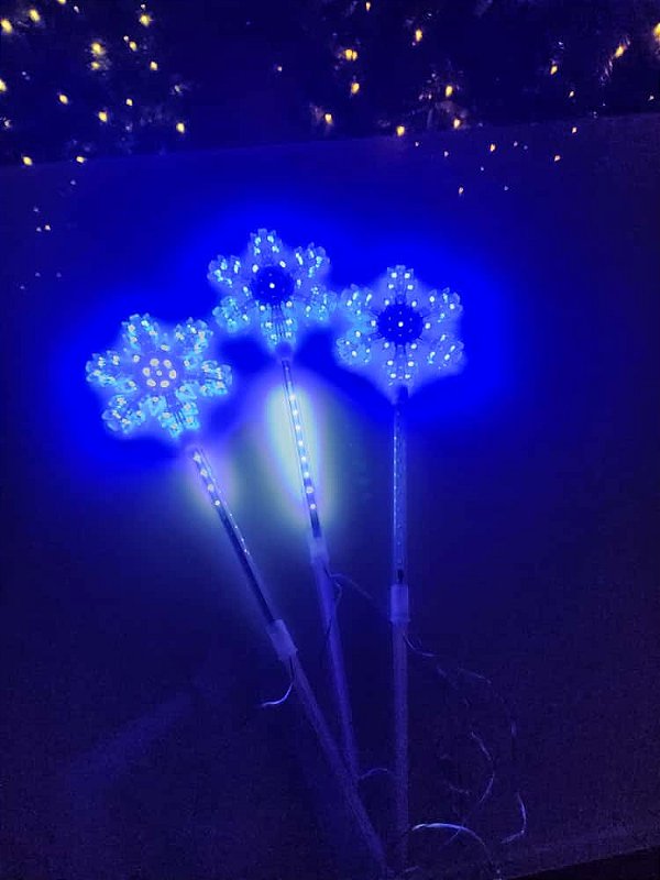 TRIO ASTE COM FLOCO DE NEVE COM EFEITO 426 LEDS BRANCO FRIO COM AZUL BIVOLT USO INTERNO E EXTERNO