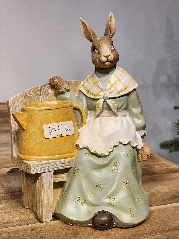 COELHA SENTADA COM CESTO OLD FARM BEGE E VERDE 21CM