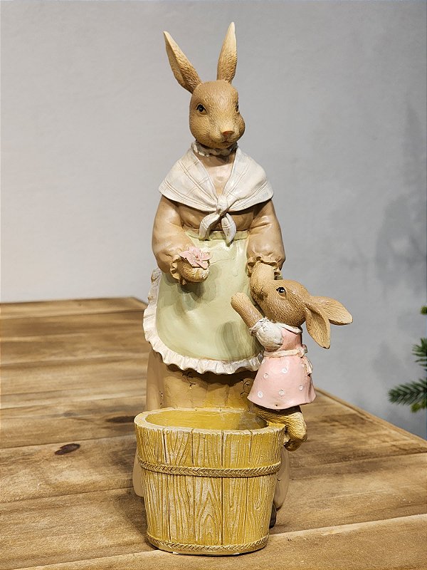 COELHA MÃE COM FILHA NO CESTO BEGE E MARROM 23CM