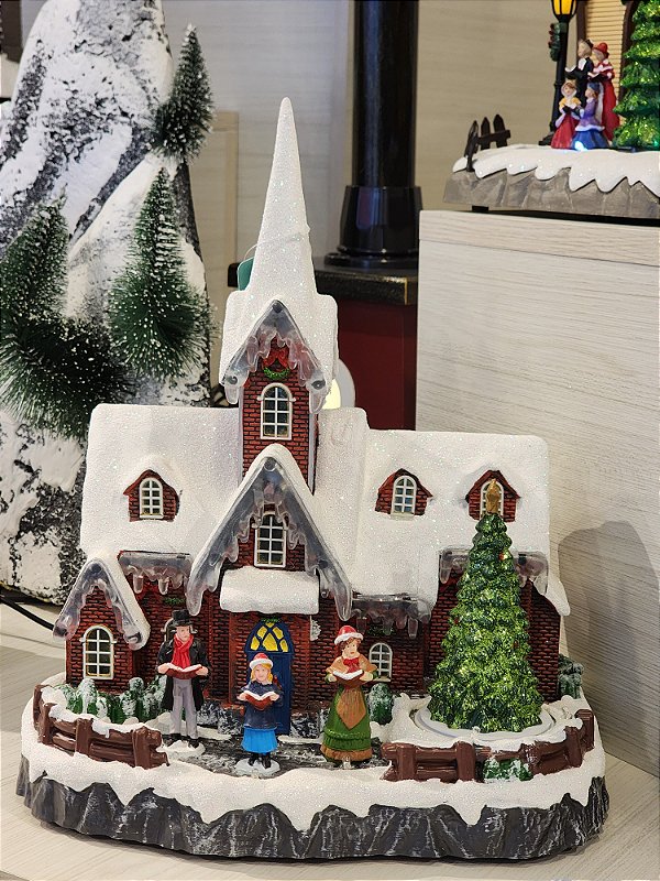 CENÁRIO VILA NATALINA IGREJA COM ÁRVORE E CORAL 31CM  - PRÉ VENDA 2025