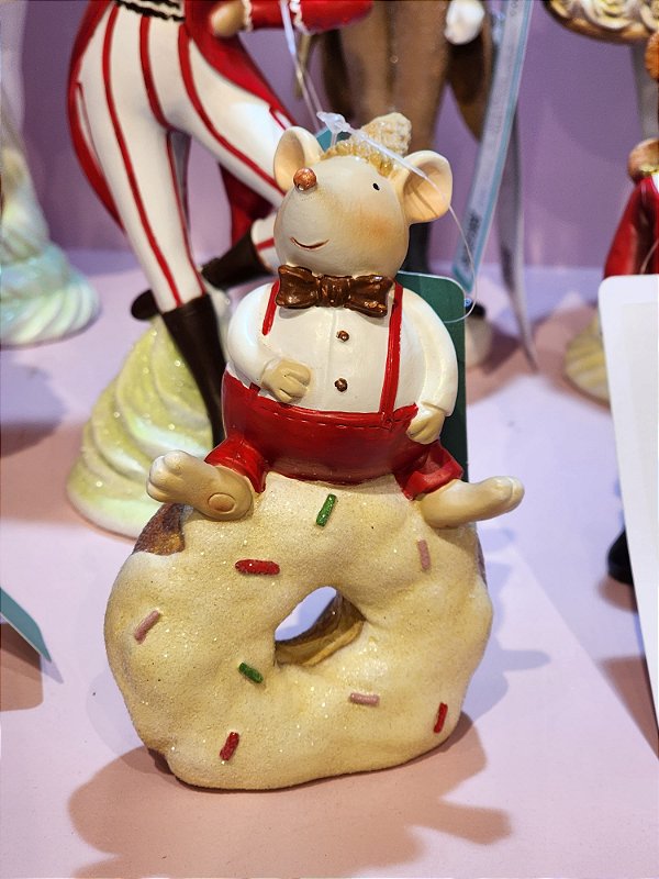 RATINHO DOÇEIRO EM RESINA BRANCO E VERMELHO 14CM - PRÉ VENDA 2025