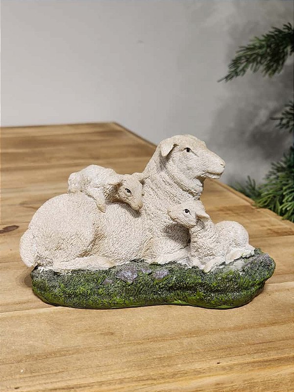 OVELHA COM FILHOTES EM RESINA NATALINA 15CM