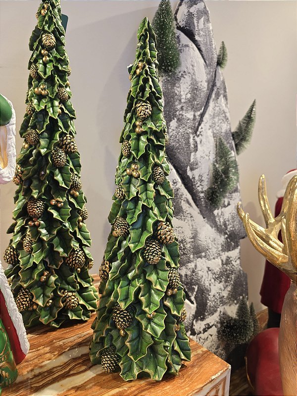 ÁRVORE DE FOLHAS COM PINHAS EM RESINA 48CM - PRÉ VENDA 2025
