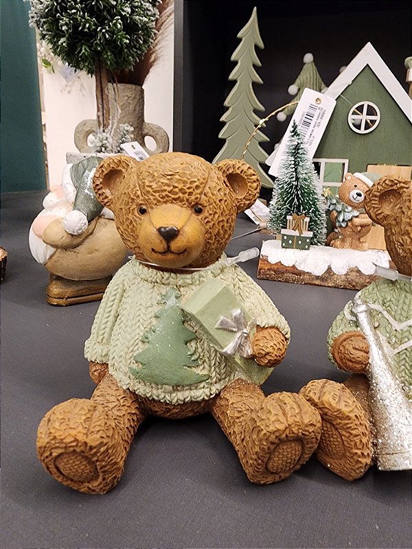 URSO SENTADO EM RESINA COM PRESENTE VERDE MENTA 10CM  - PRÉ VENDA 2025