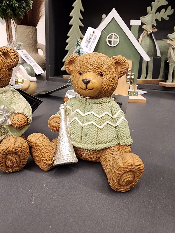 URSO SENTADO EM RESINA COM CORNETA VERDE MENTA 10CM  - PRÉ VENDA 2025