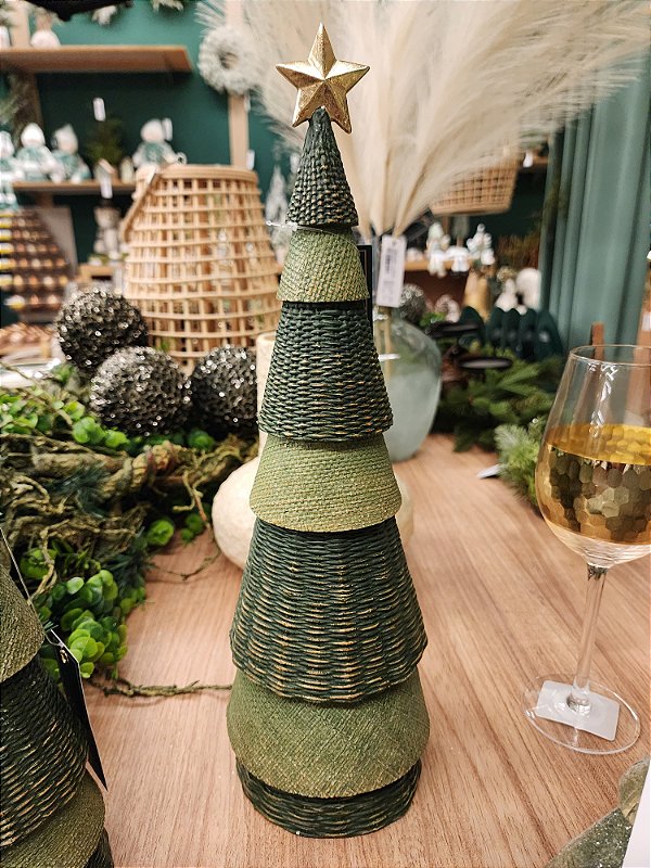 ÁRVORE EM RESINA TRABALHADA VERDE 39CM  - PRÉ VENDA 2025