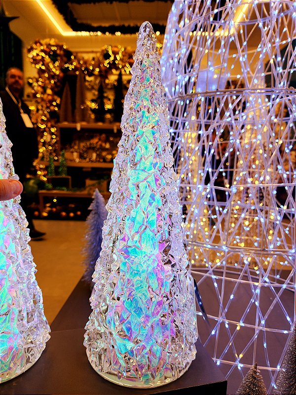 ÁRVORE DE ACRÍLICO IRIDESCENTE COM LED 35,5CM - PRÉ VENDA 2025