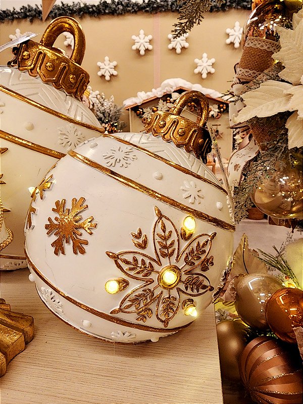 BOLA DECORATIVA TRABALHADA EM RESINA COM LED BRANCO E OURO 24CM - PRÉ VENDA 2025