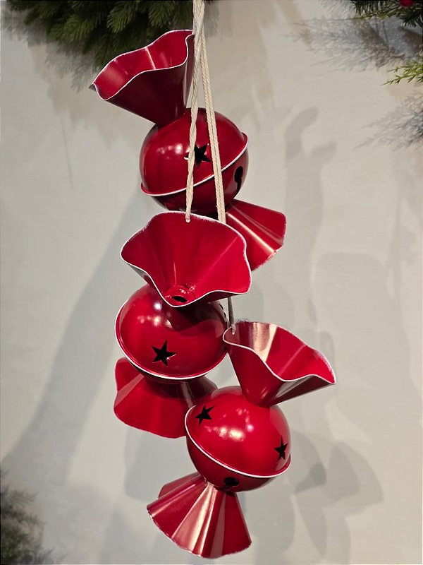 PENDENTE COM BOMBOM GUIZO EM METAL VERMELHO 30CM