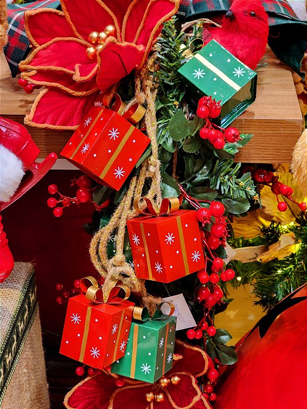 PENDENTE CORDÃO COM PRESENTES EM METAL VERMELHO E VERDE 1,70CM - PRÉ VENDA 2025