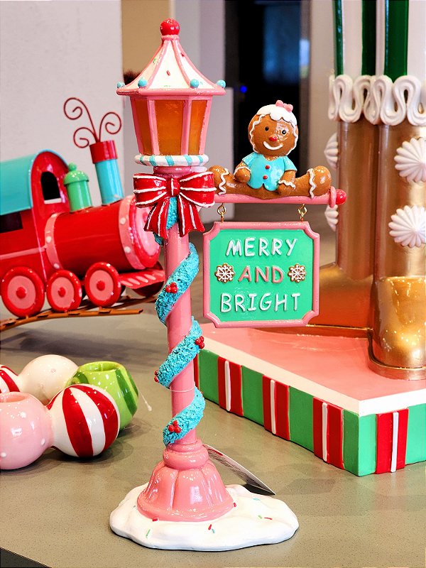 POSTE COM PLACA E BONECOS GINGERBREAD EM RESINA COM LED - PRÉ VENDA 2025