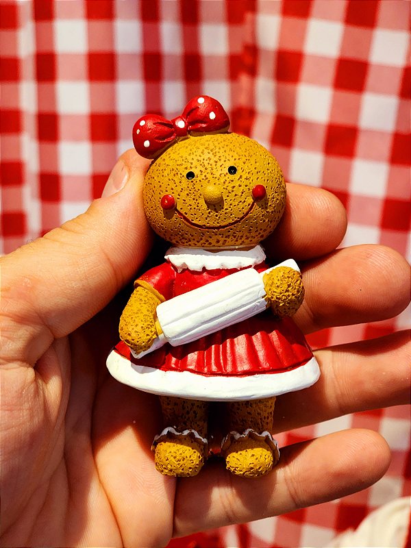 BONECA GINGERBREAD COZINHEIRA COM ROLO DE MASSAS - PRÉ VENDA 2025