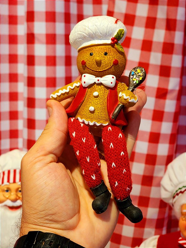 BONECO GINGERBREAD SENTADO COZINHEIRO COM COLHER - PRÉ VENDA 2025