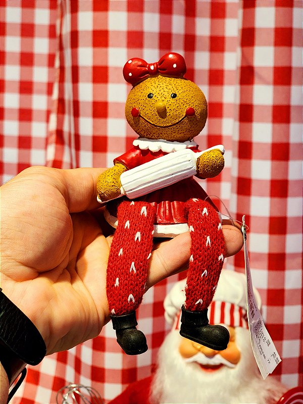 BONECA GINGERBREAD SENTADA COZINHEIRA COM ROLO DE MASSAS - PRÉ VENDA 2025
