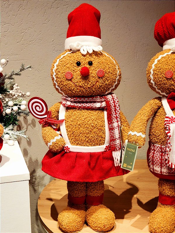 BONECA GINGERBREAD EM PÉ VERMELHO E BRANCO 49CM - PRÉ VENDA 2025