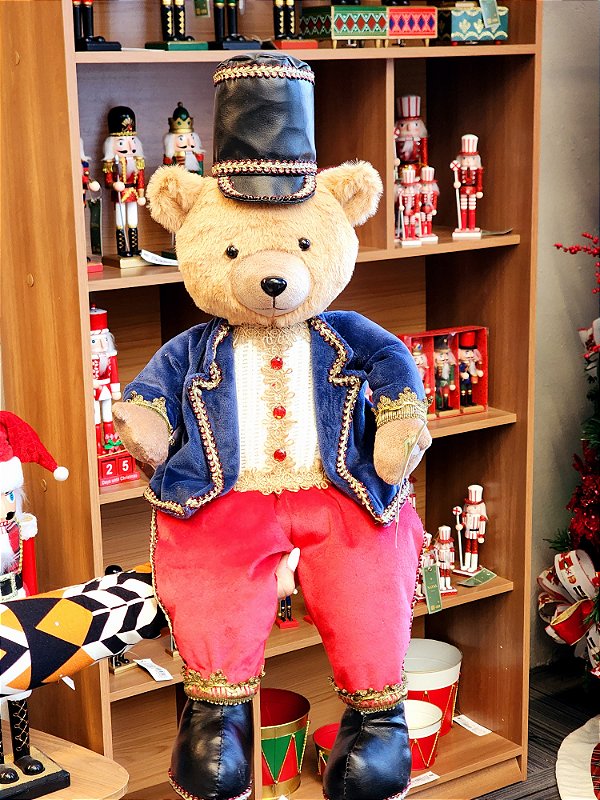 URSO SENTADO VERMELHO E AZUL 56CM - PRÉ VENDA 2025