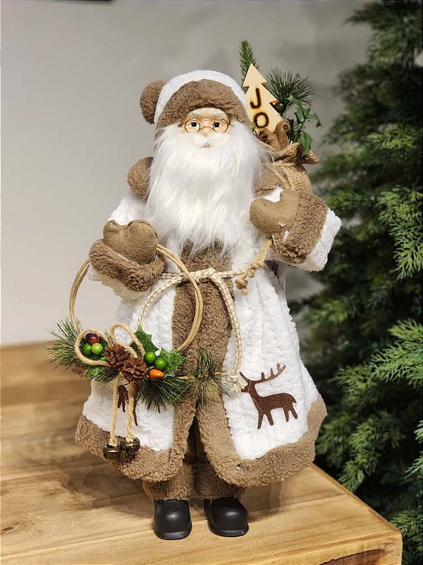 PAPAI NOEL EM PÉ COM RENA E PRESENTES BRANCO E MARROM 45CM