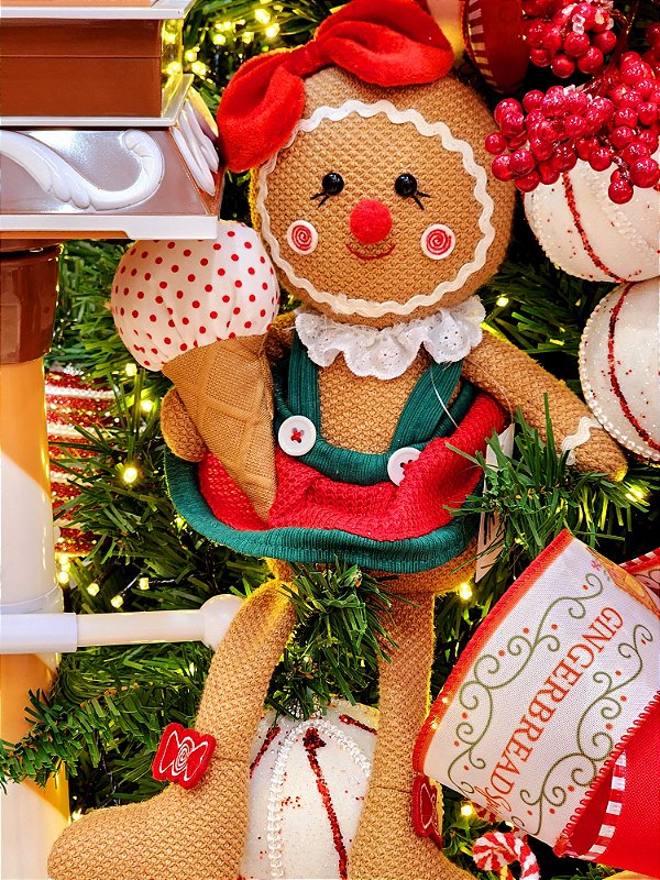 BONECO SENTADO MENINA GINGERBREAD COM SORVETE VERMELHO E BRANCO 41CM - PRÉ VENDA 2025