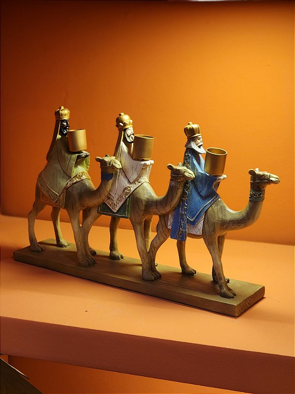 TRÊS REIS MAGOS NOS CAMELOS COM CASTIÇAL EM RESINA 41CM - PRÉ VENDA 2025
