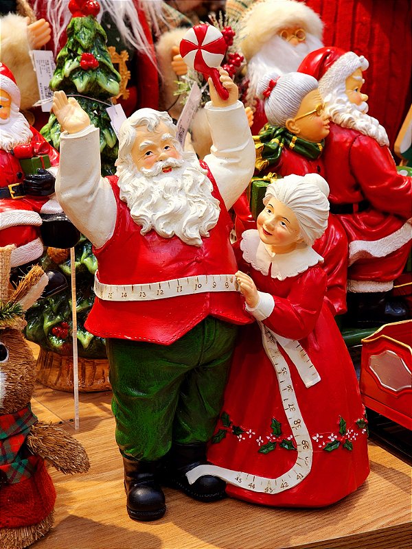 PAPAI NOEL E MAMÃE NOEL COSTUREIRA EM RESINA 30,5CM - PRÉ VENDA 2025
