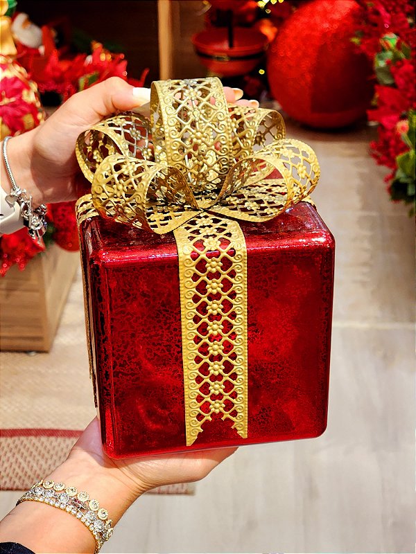 PRESENTE DECORATIVO DE VIDRO VERMELHO E DOURADO 22CM - PRÉ VENDA 2025