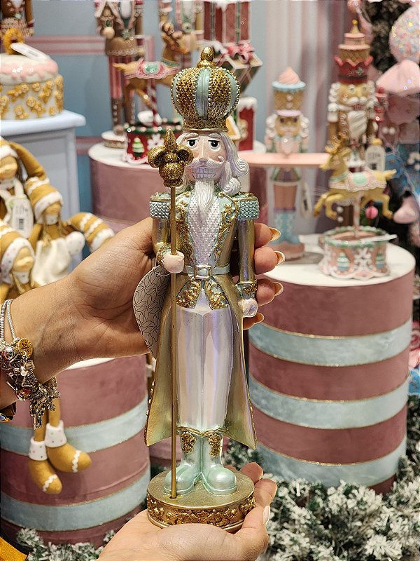 QUEBRA NOZES EM RESINA DOURADO COM VERDE 49CM - PRÉ VENDA 2025