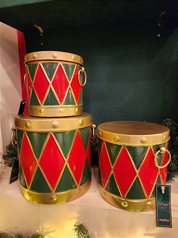 TRIO DE TAMBOR EM METAL DECORADO VERMELHO, VERDE E DOURADO - PRÉ VENDA 2025