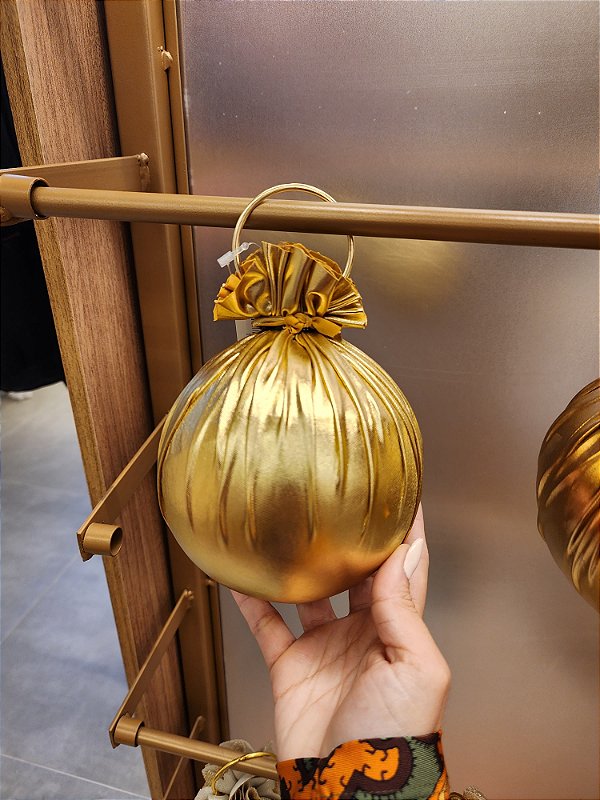 BOLA EM TECIDO METALIZADO OURO 12CM - PRÉ VENDA 2025