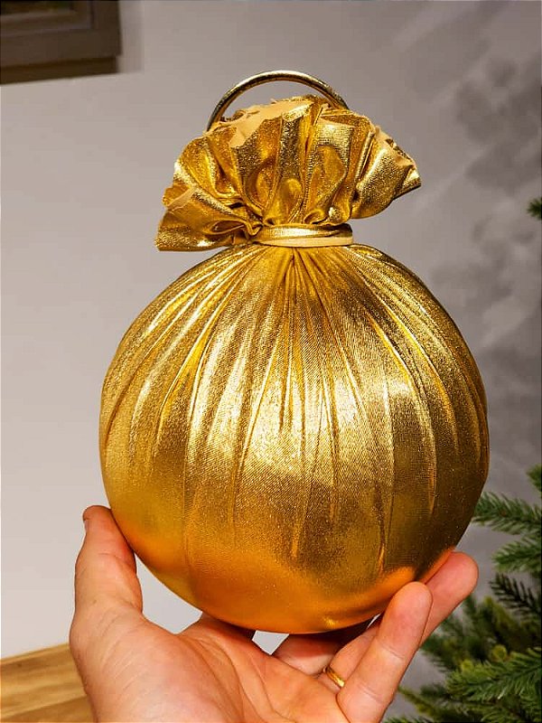 BOLA EM TECIDO METALIZADO OURO 15CM