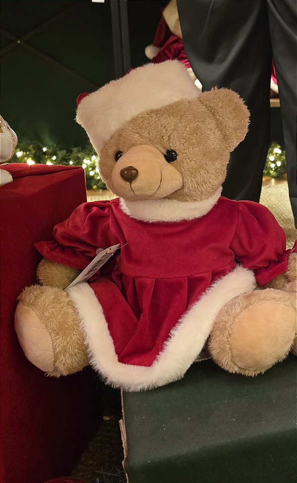 URSA SENTADA COM GORRO VERMELHO E BRANCO 25CM - PRÉ VENDA 2025
