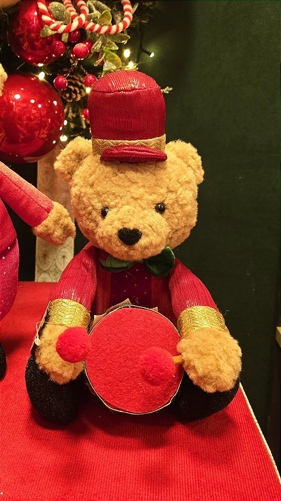URSO SENTADO COM TAMBOR VERMELHO 26CM - PRÉ VENDA 2025